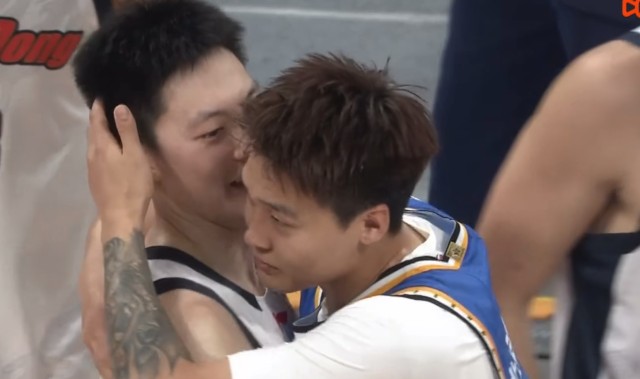 乐鱼体育-北京淘汰广东！胡明轩人缘极佳，杜锋挺开心，陈盈骏面露凶狠